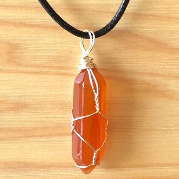 Red Agate Natural Gemstone Hexagonal Point Wire Wrapped Pendant Necklace - Picture 1 of 2